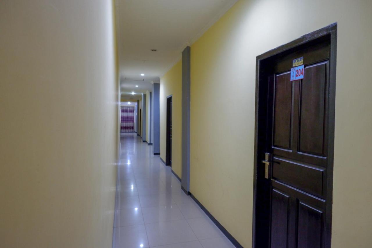 Отель Reddoorz Near Citraland Waterpark Kendari Lepoleop Экстерьер фото