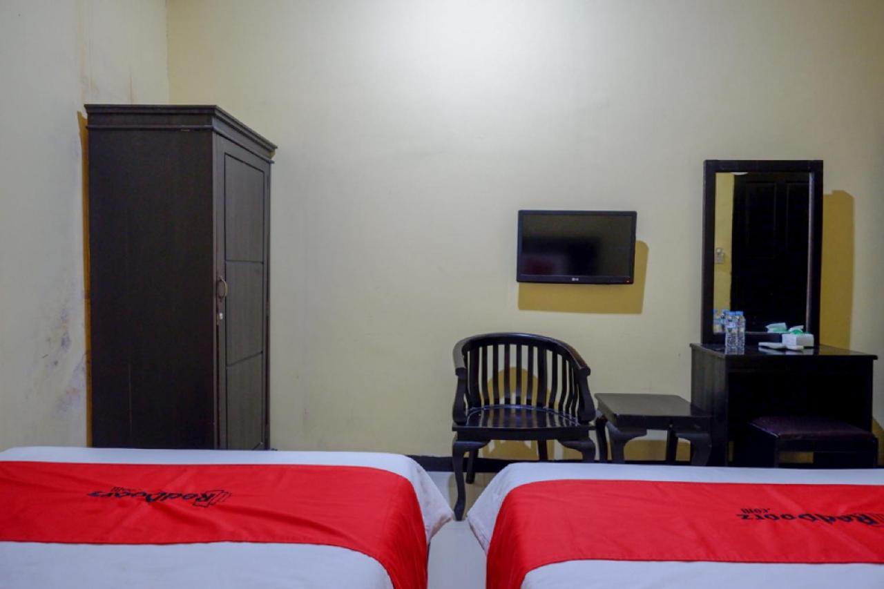 Отель Reddoorz Near Citraland Waterpark Kendari Lepoleop Экстерьер фото