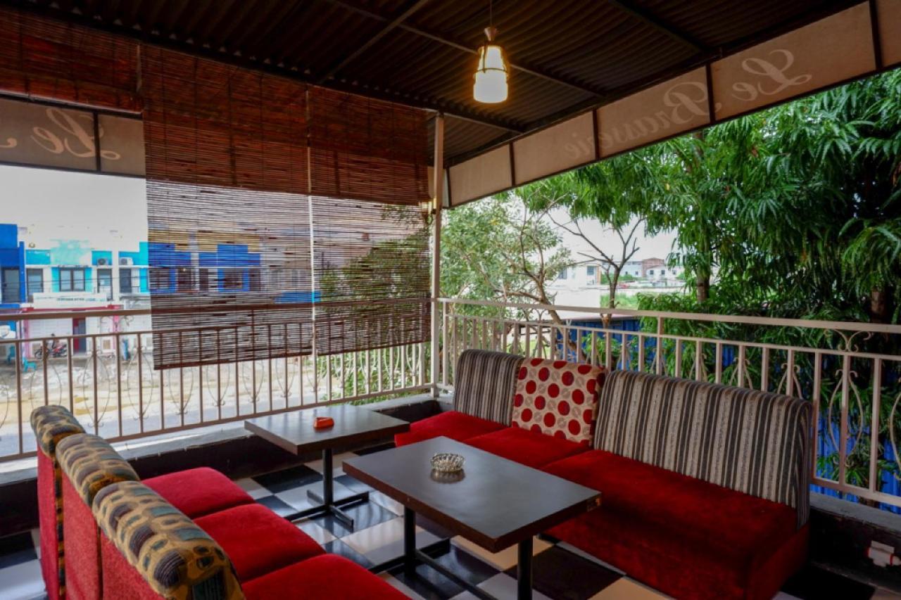Отель Reddoorz Near Citraland Waterpark Kendari Lepoleop Экстерьер фото