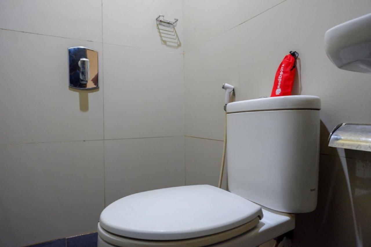 Отель Reddoorz Near Citraland Waterpark Kendari Lepoleop Экстерьер фото